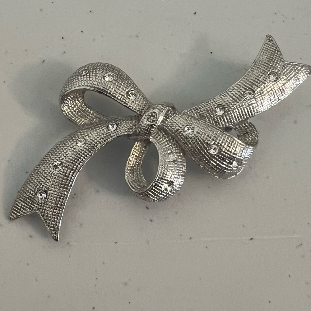 Vintage Elegant Silver Toned Bow Brooch